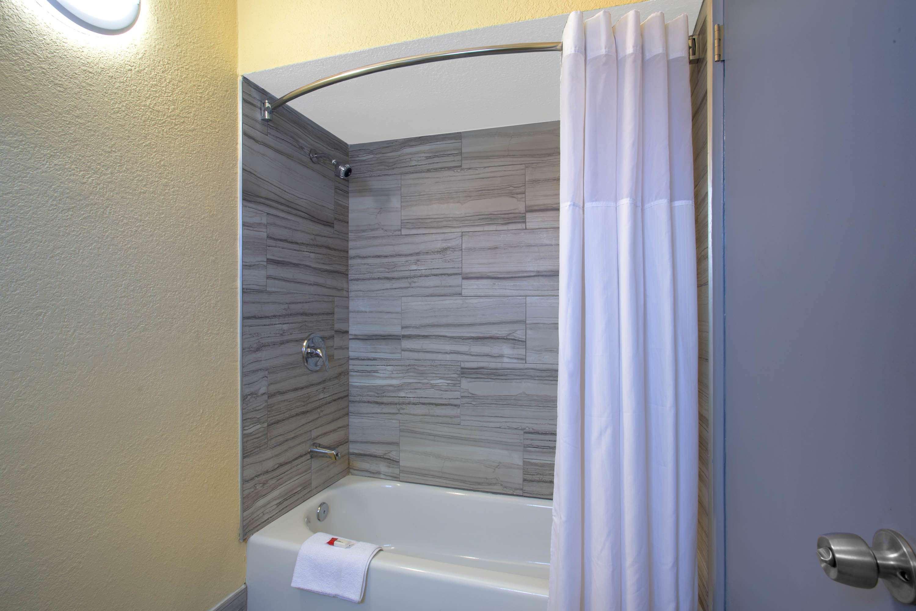 Days By Wyndham Airport - 2*