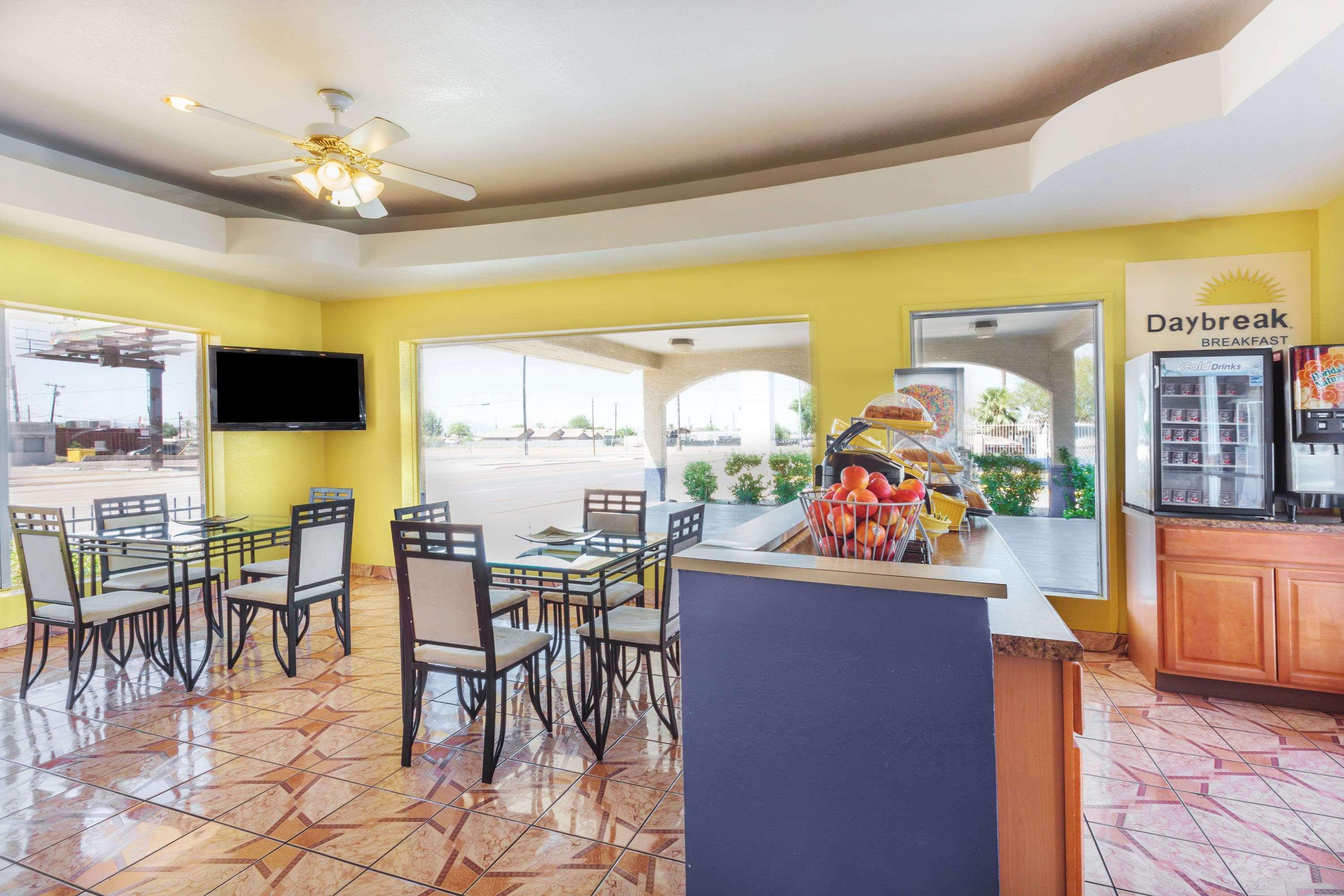 Days By Wyndham Airport - 2*