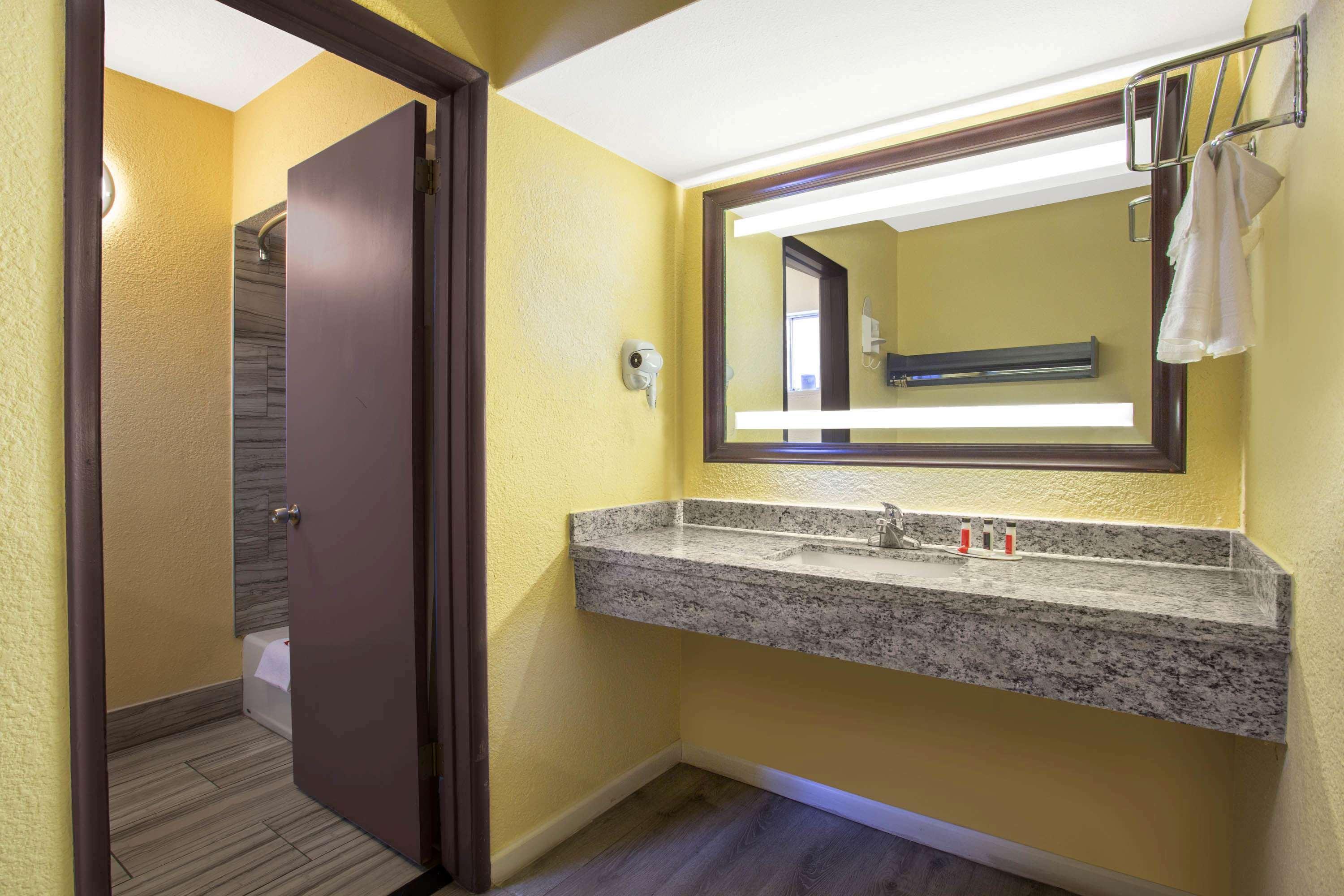 Days By Wyndham Airport - 2*