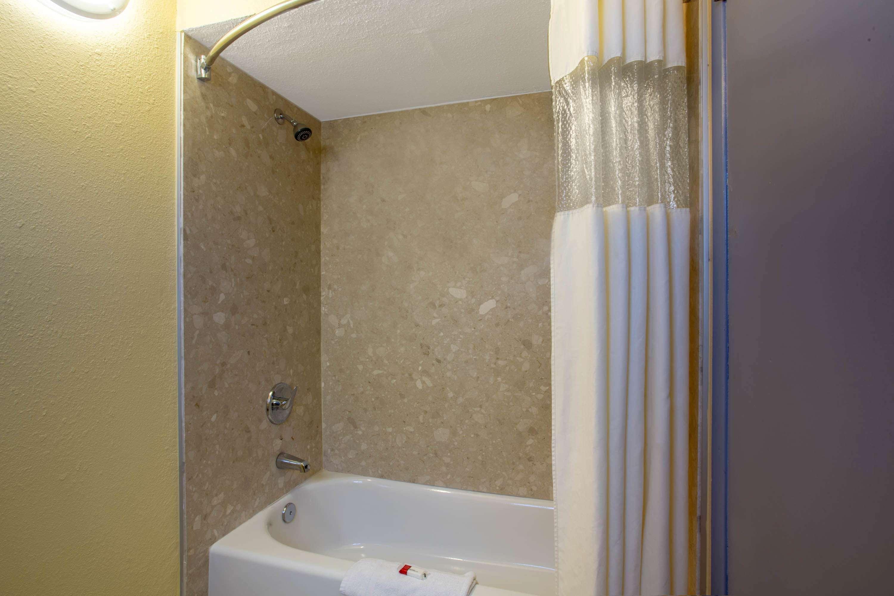 Hotel Days By Wyndham Airport - 2*