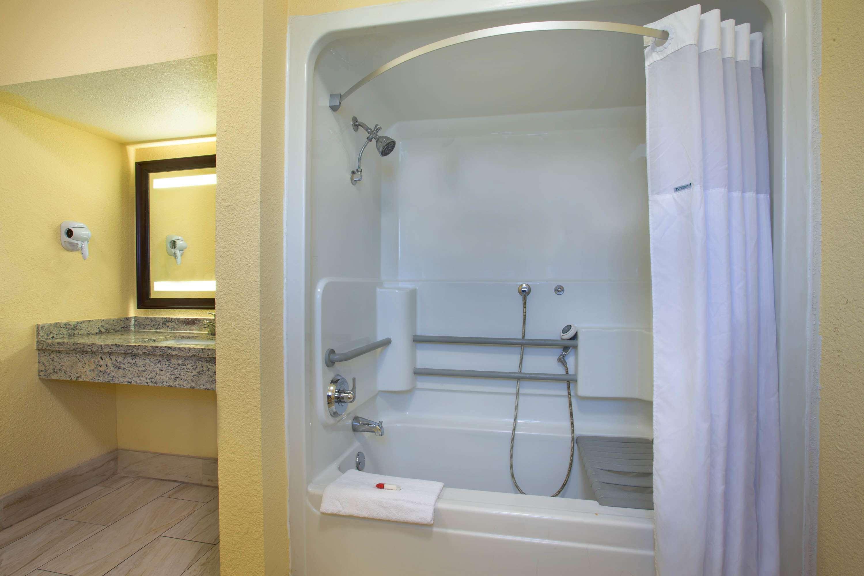 Days By Wyndham Airport - Hotel