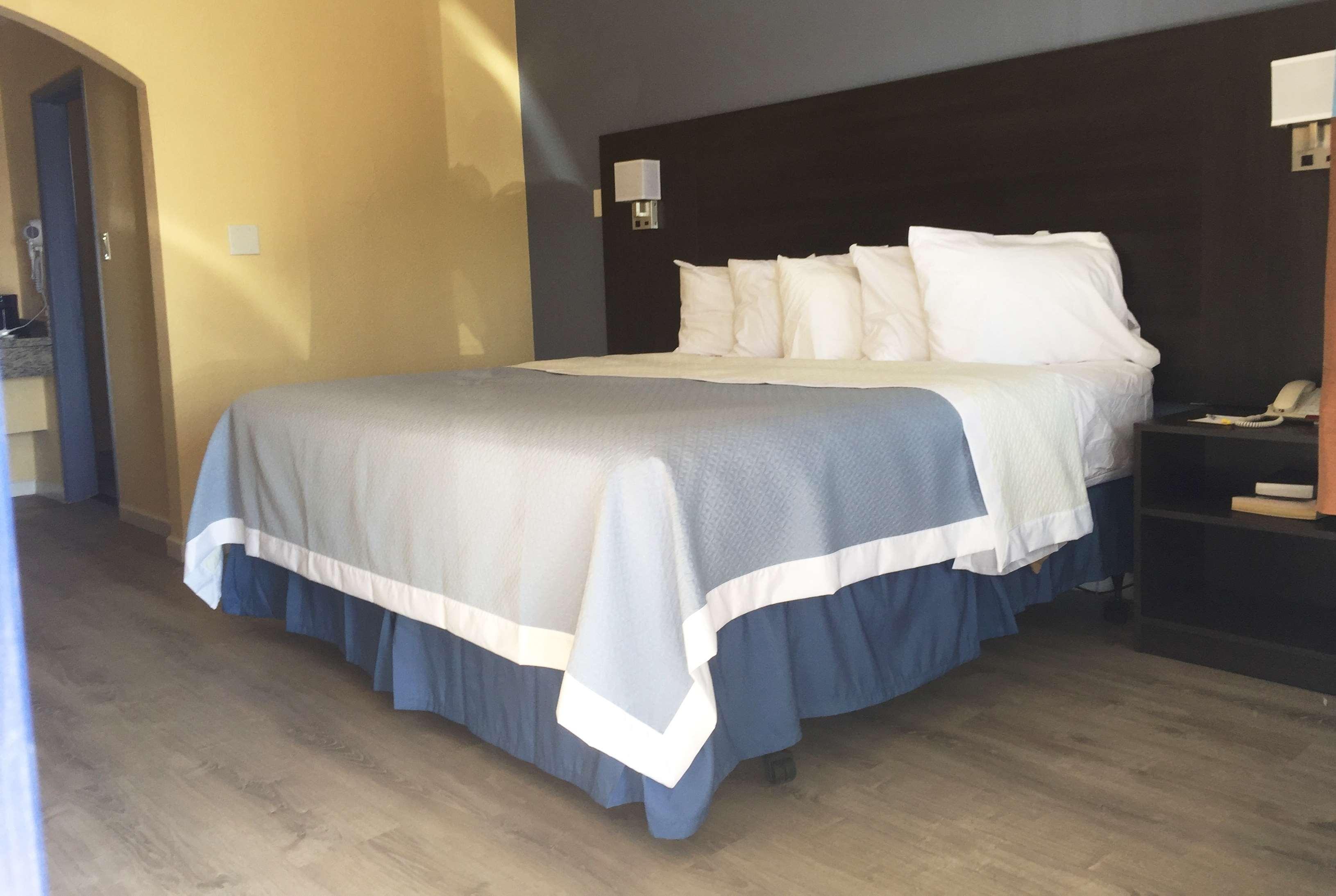 Hotel Days By Wyndham Airport - 2*