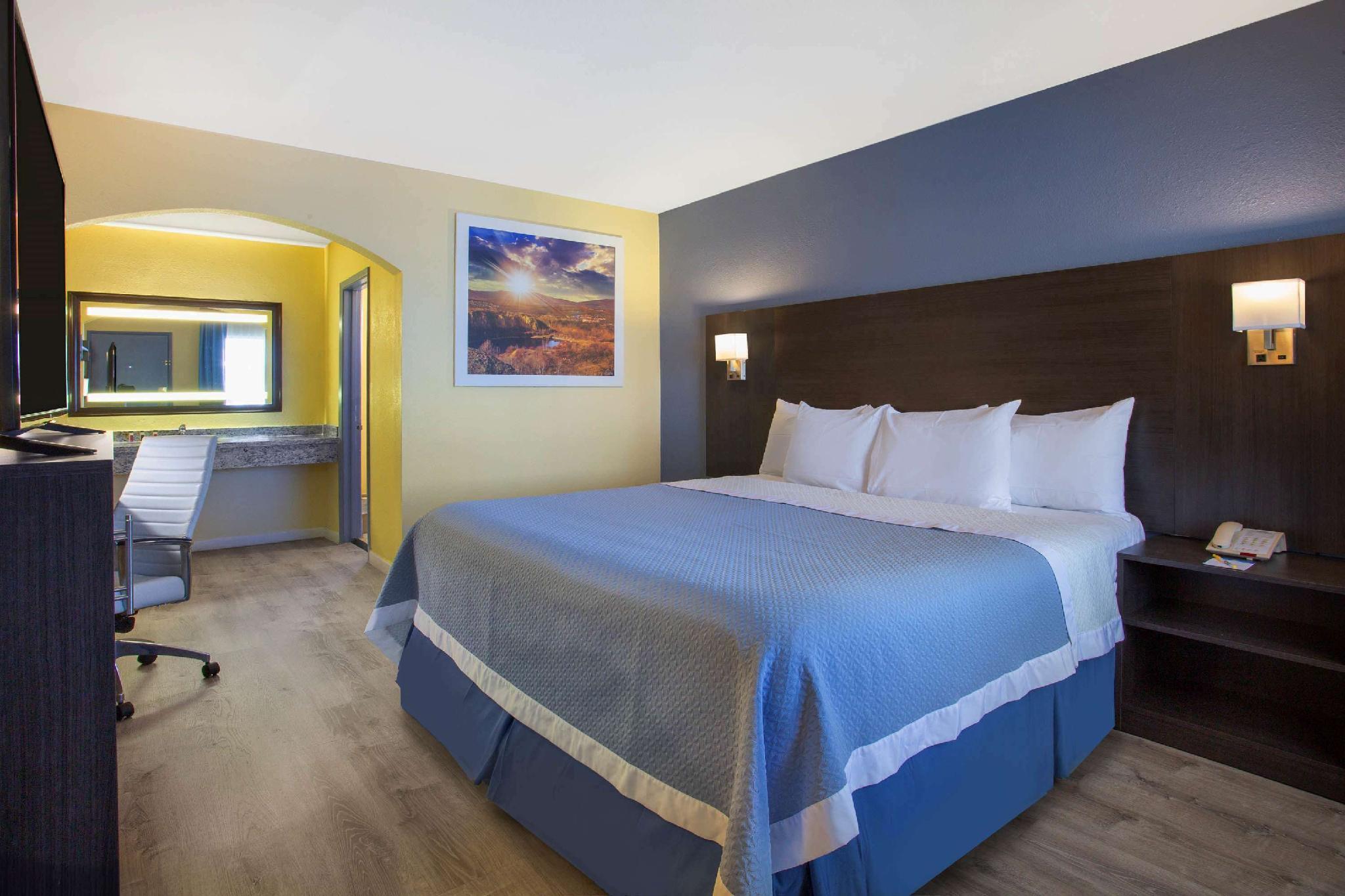 Days By Wyndham Airport -