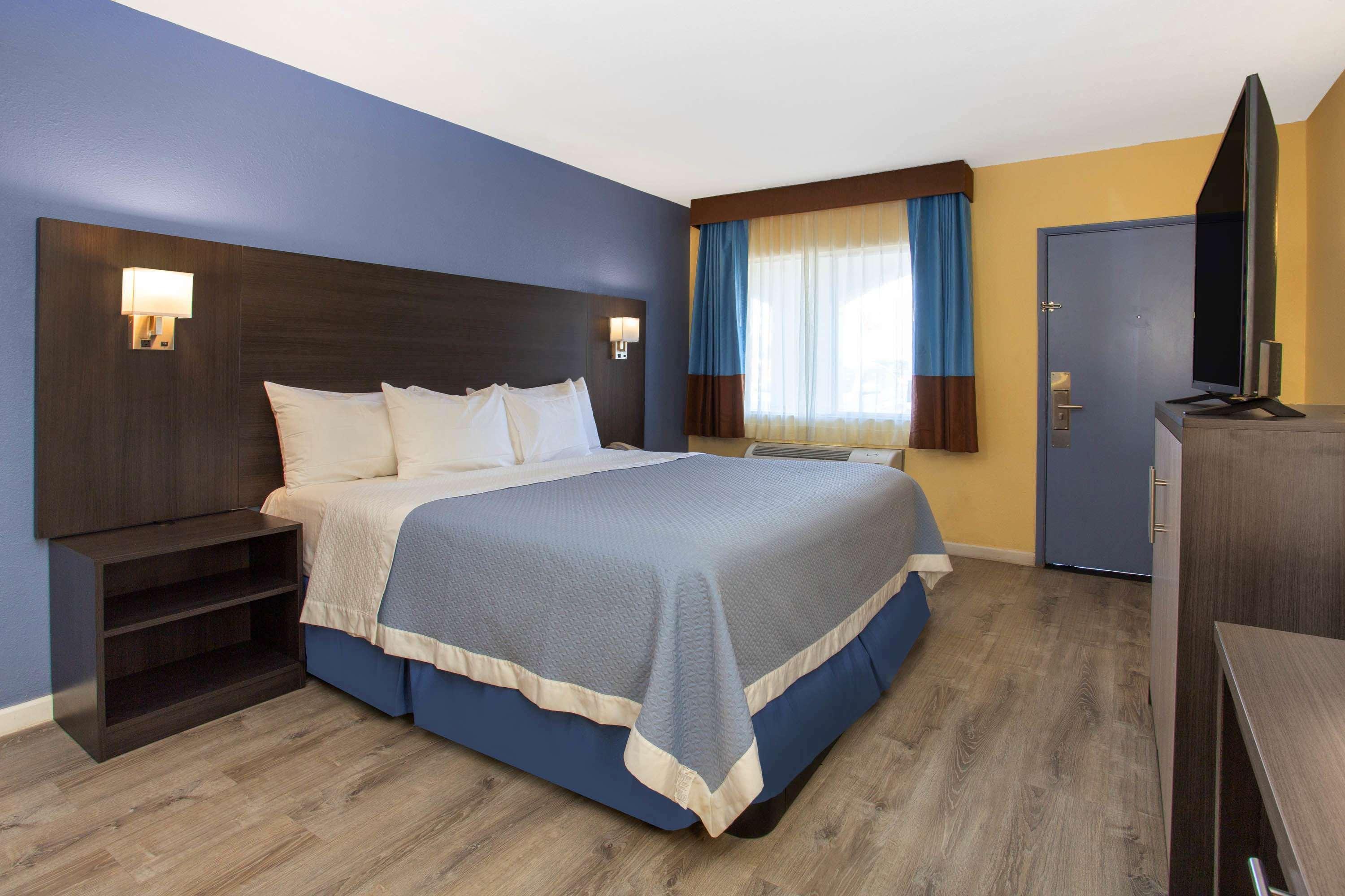 Days By Wyndham Airport - Hotel Phoenix