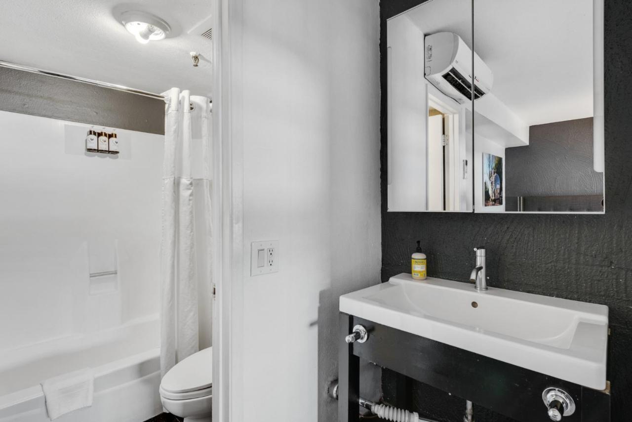 Clarendon 209 Hotel *