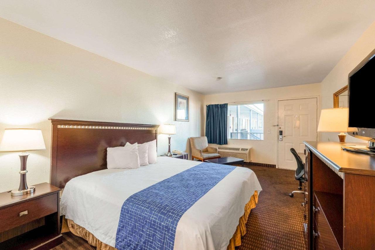 Hotel Rodeway North I-17