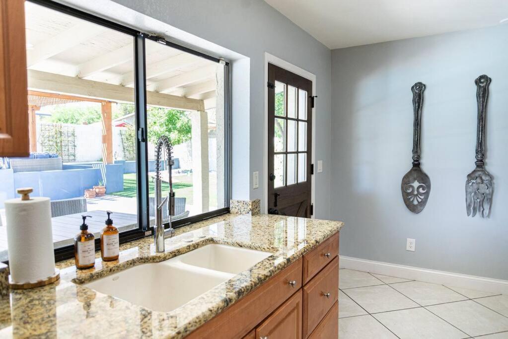 Sunnyside Of Life Retreat: Serene 5 Bedroom With Pool Casa de férias *