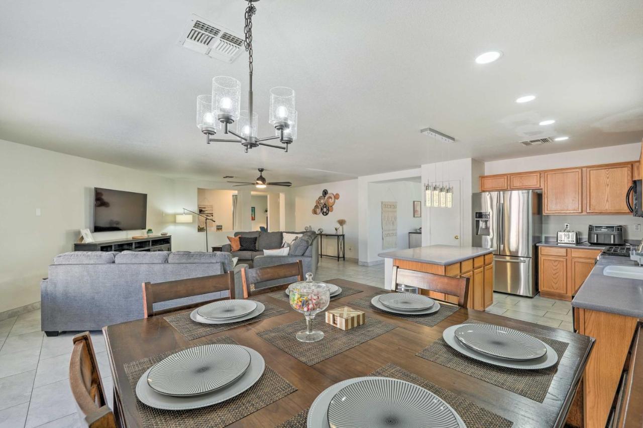 With Patio, 2 Mi To State Farm Stadium Holiday home