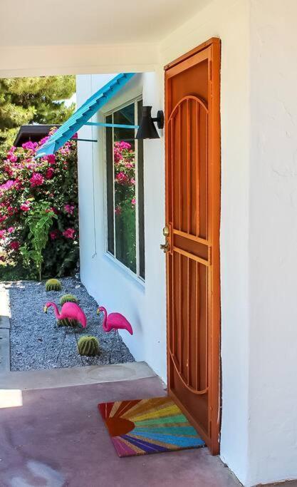Newly Remodeled Midcentury Pink Flamingo Casa * Phoenix