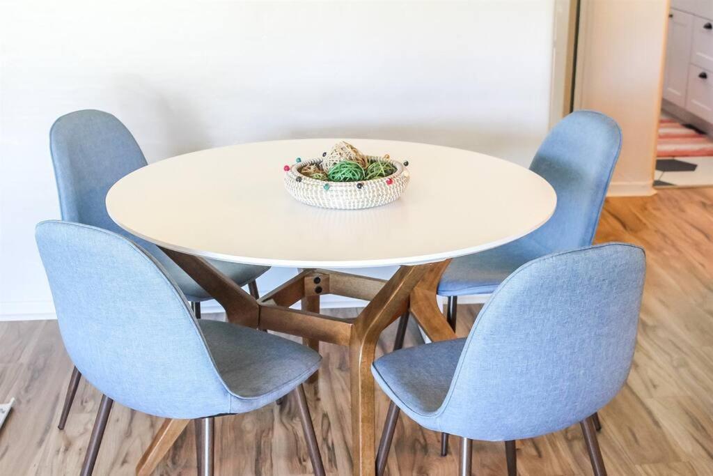 Newly Remodeled Midcentury Pink Flamingo Casa Casa de férias *