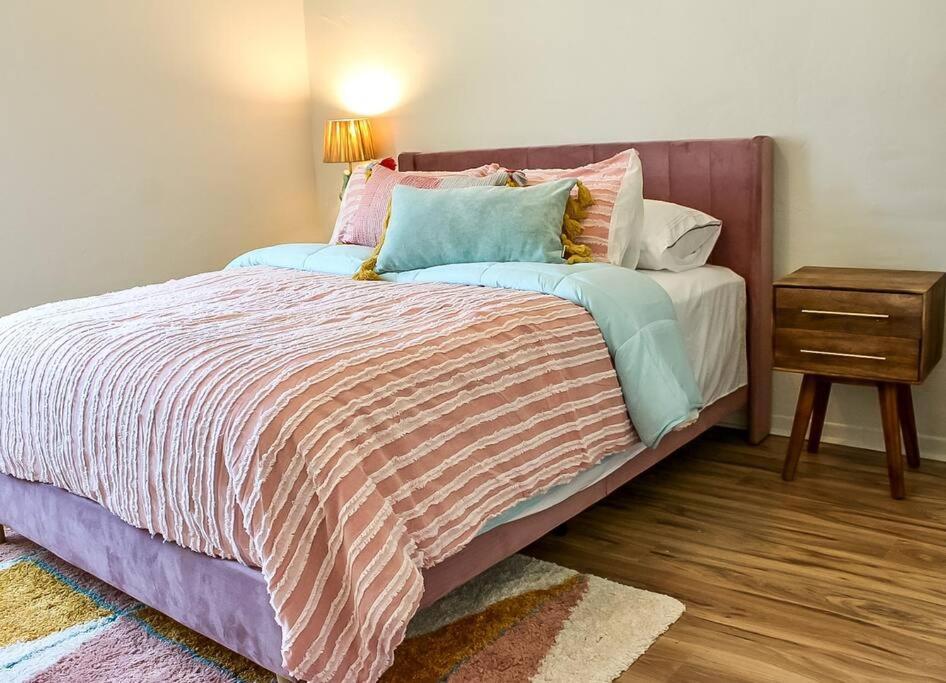 Newly Remodeled Midcentury Pink Flamingo Casa * Phoenix