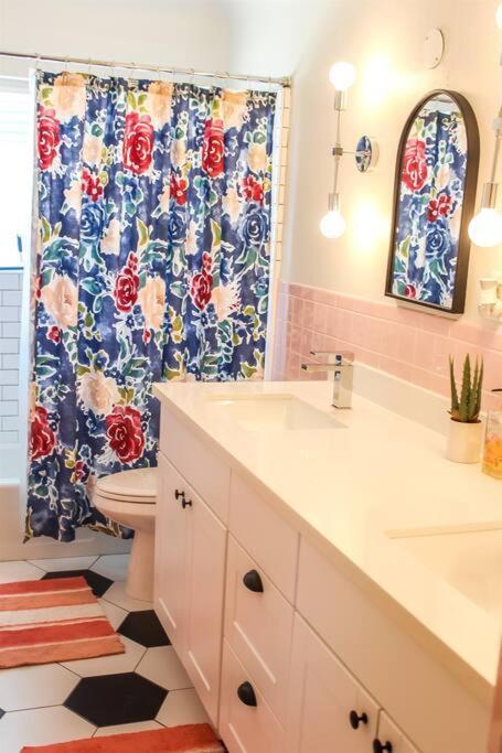 Newly Remodeled Midcentury Pink Flamingo Casa Casa de férias Phoenix