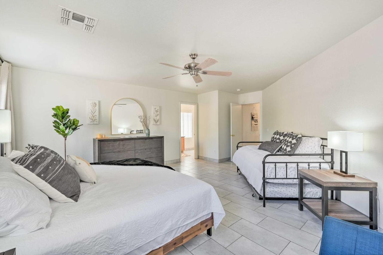 With Patio, 2 Mi To State Farm Stadium Holiday home