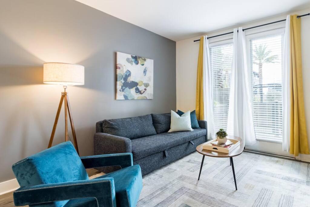 Luxurious Poolside Oasis Heart Of Midtown! *