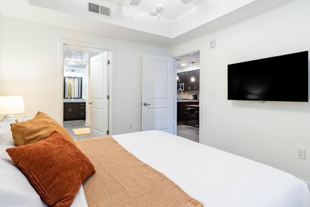 Luxurious Poolside Oasis Heart Of Midtown! Apartamento Phoenix