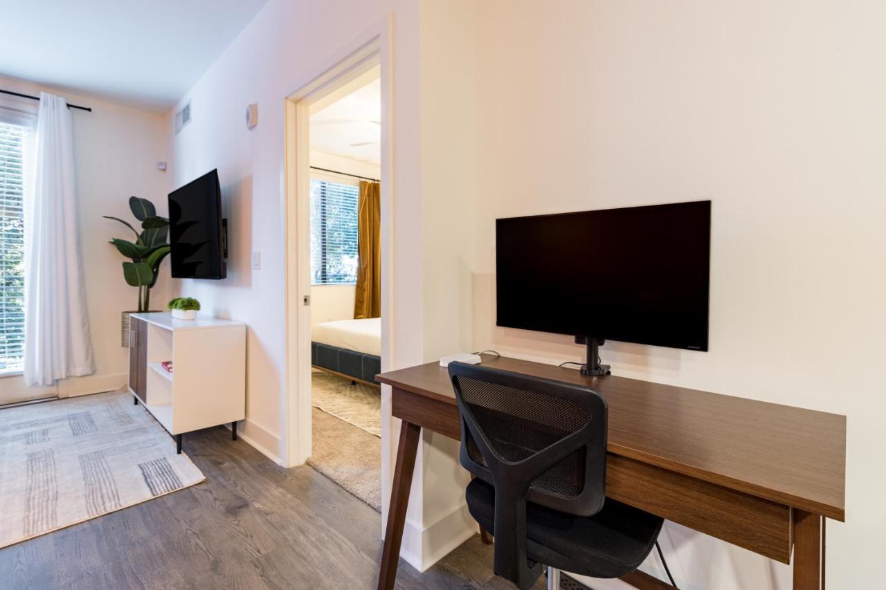 Luxurious Poolside Oasis Heart Of Midtown!