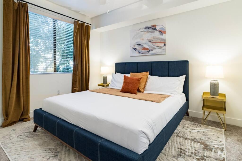 Luxurious Poolside Oasis Heart Of Midtown! *