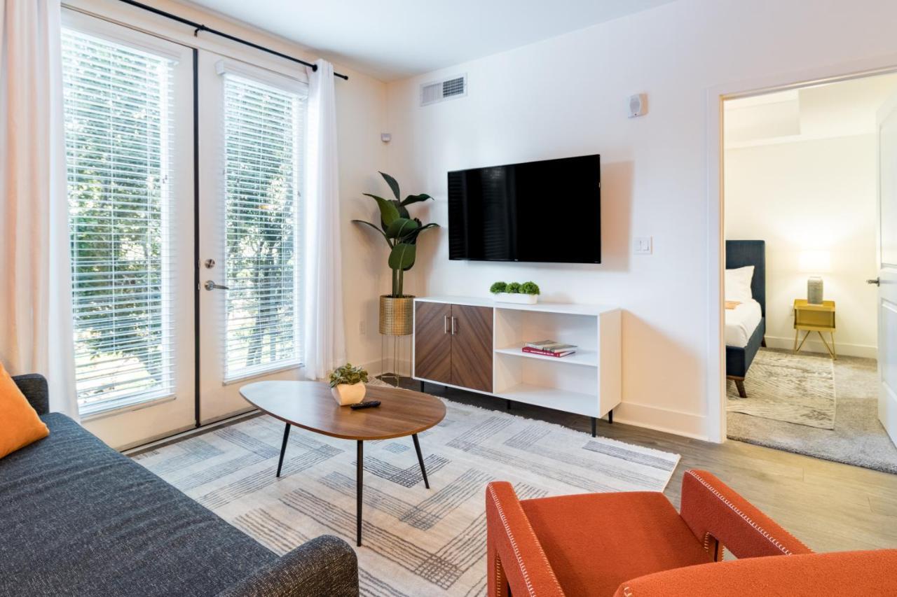 Luxurious Poolside Oasis Heart Of Midtown! Apartamento Phoenix