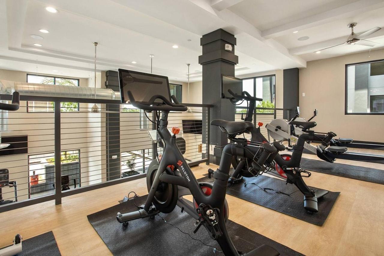 Luxurious Poolside Oasis Heart Of Midtown!