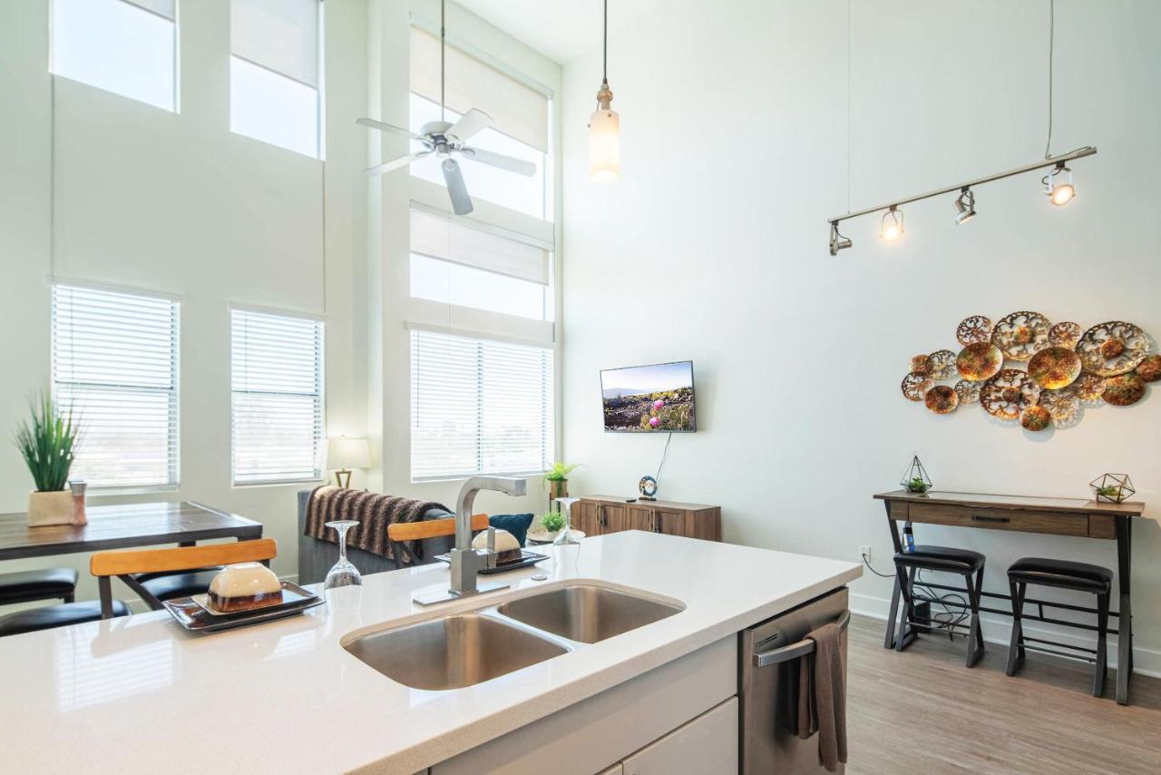 Apartment Loft With Views-king Beds-shop & Dine-1mi & Parking 4058 Phoenix