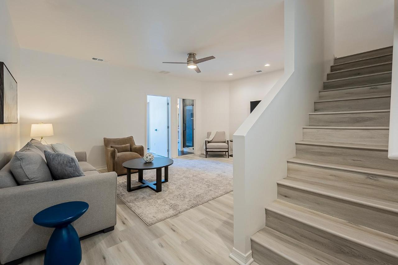Modern 3 Bed - 3 Bath Townhouse W/ Rooftop Deck Holiday home