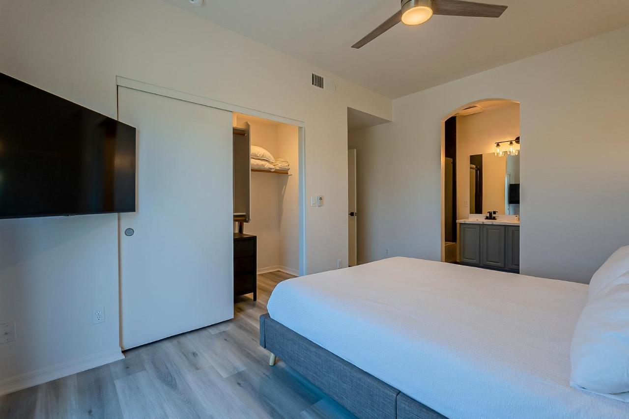 Modern 3 Bed - 3 Bath Townhouse W/ Rooftop Deck Holiday home Phoenix