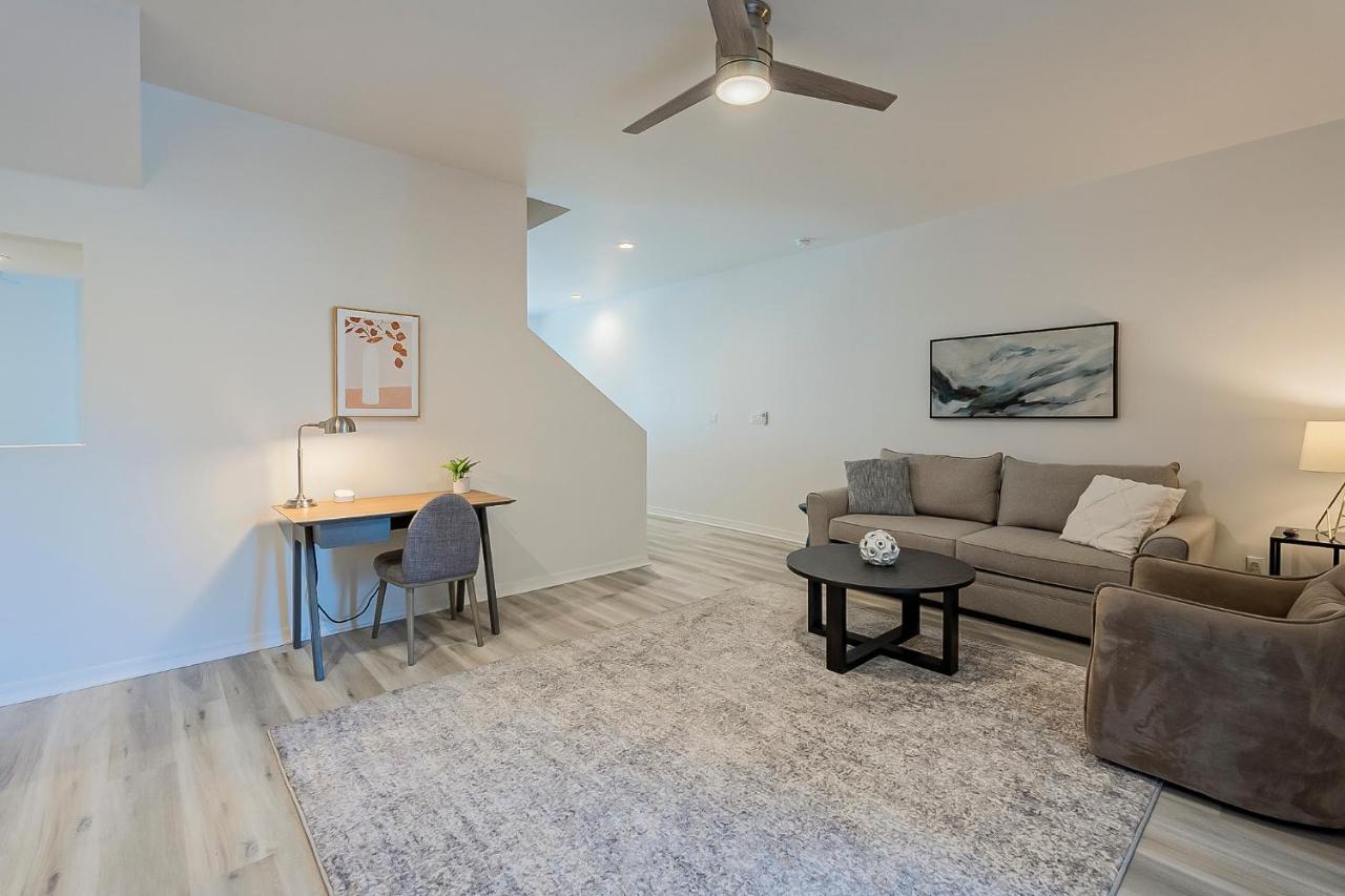 Holiday home Modern 3 Bed - 3 Bath Townhouse W/ Rooftop Deck