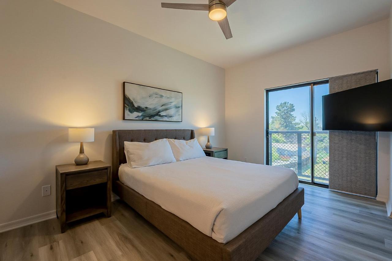 Modern 3 Bed - 3 Bath Townhouse W/ Rooftop Deck Holiday home *
