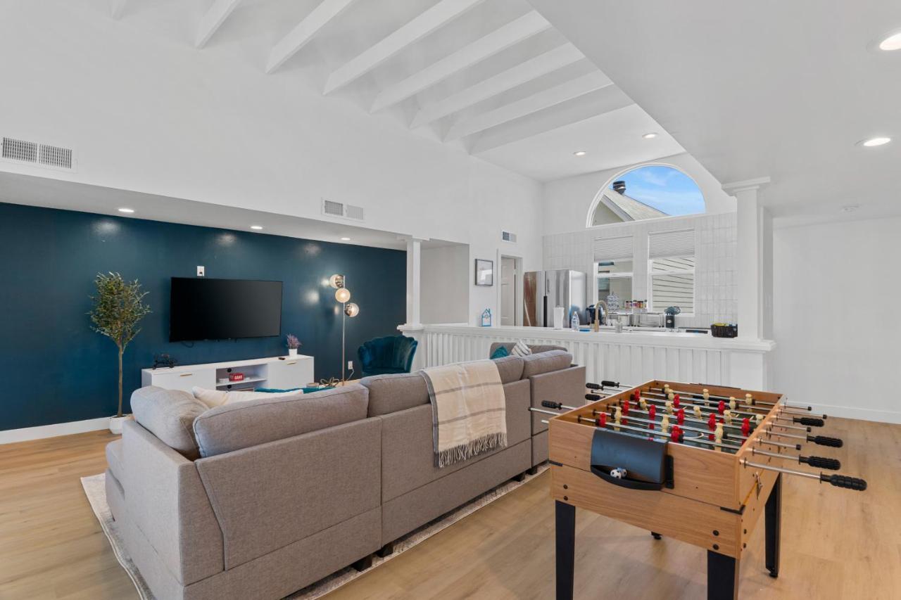 Holiday home Stylish Townhome - Foosball Table, Laundry, Parking!