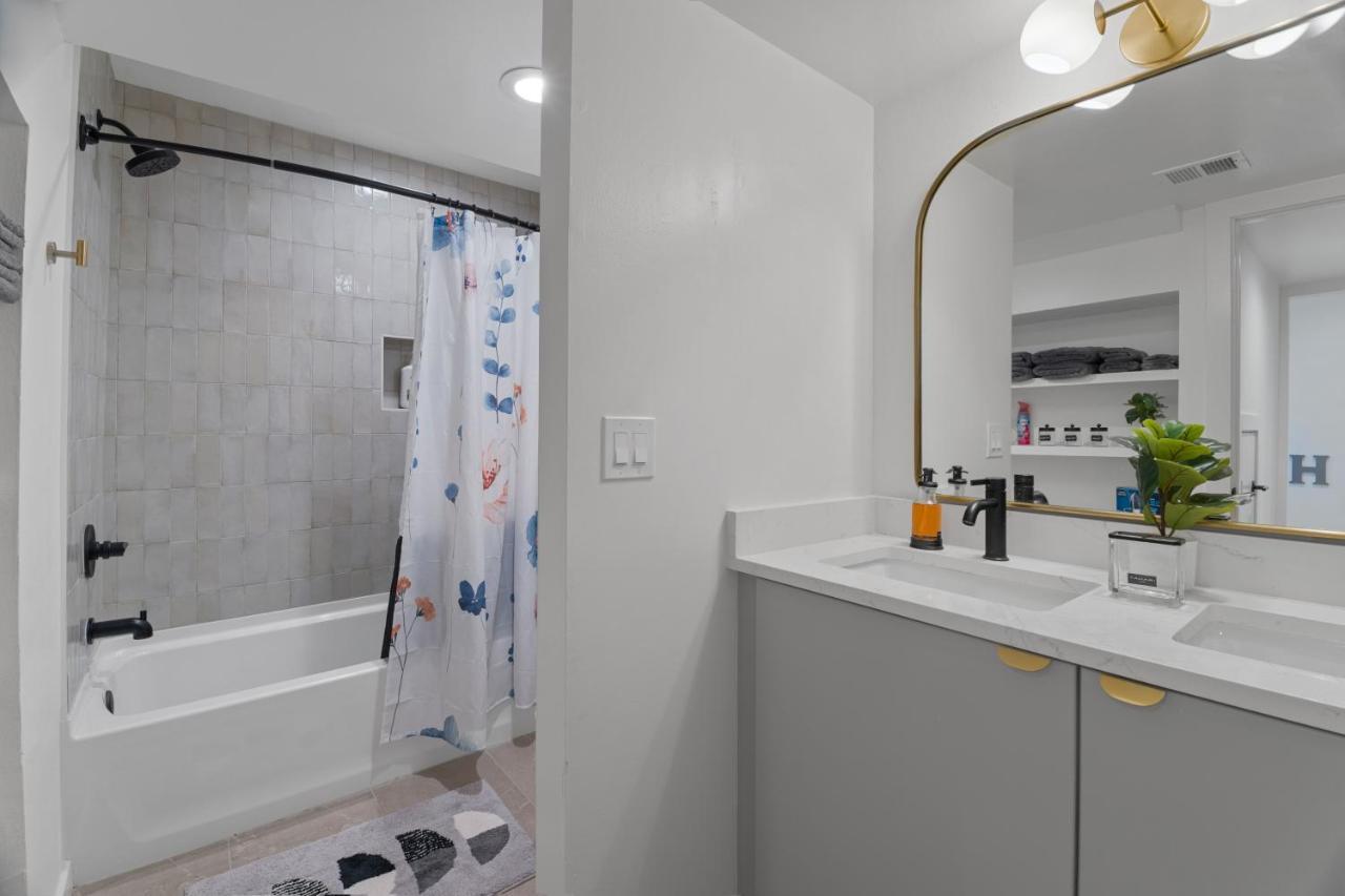 Stylish Townhome - Foosball Table, Laundry, Parking! Holiday home