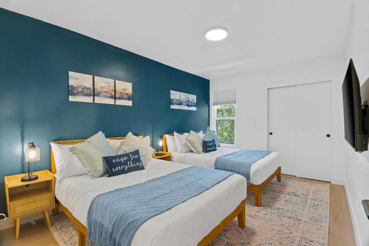Stylish Townhome - Foosball Table, Laundry, Parking! Holiday home *