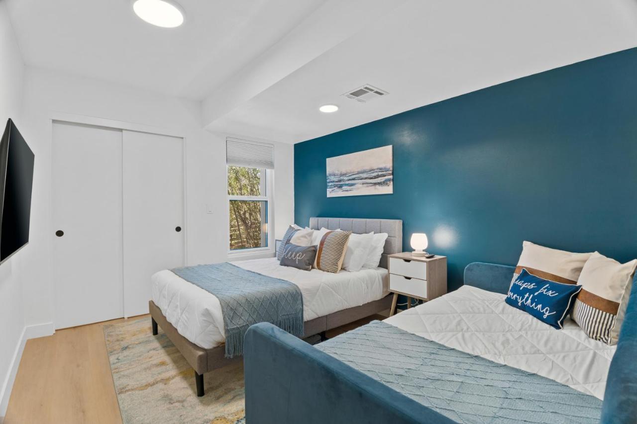 Stylish Townhome - Foosball Table, Laundry, Parking! *