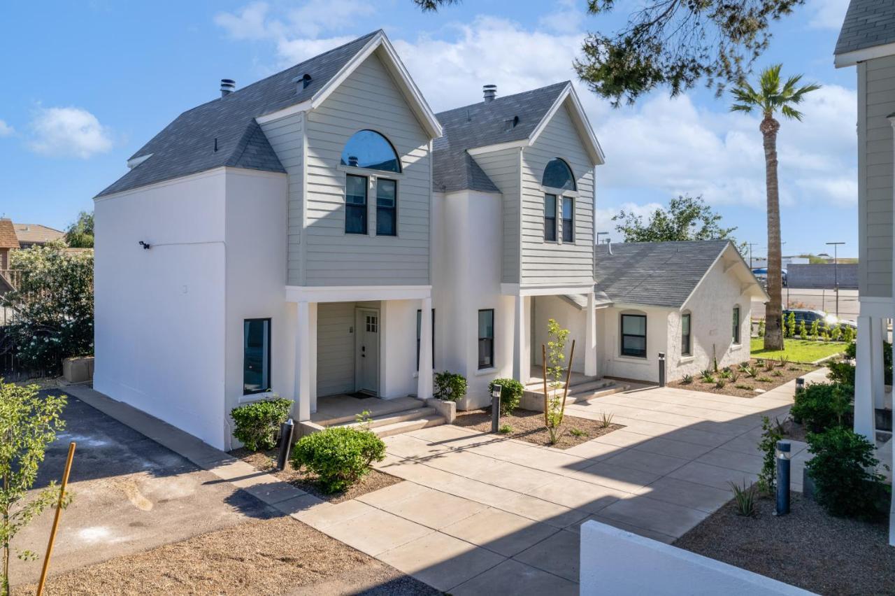 Stylish Townhome - Foosball Table, Laundry, Parking! *