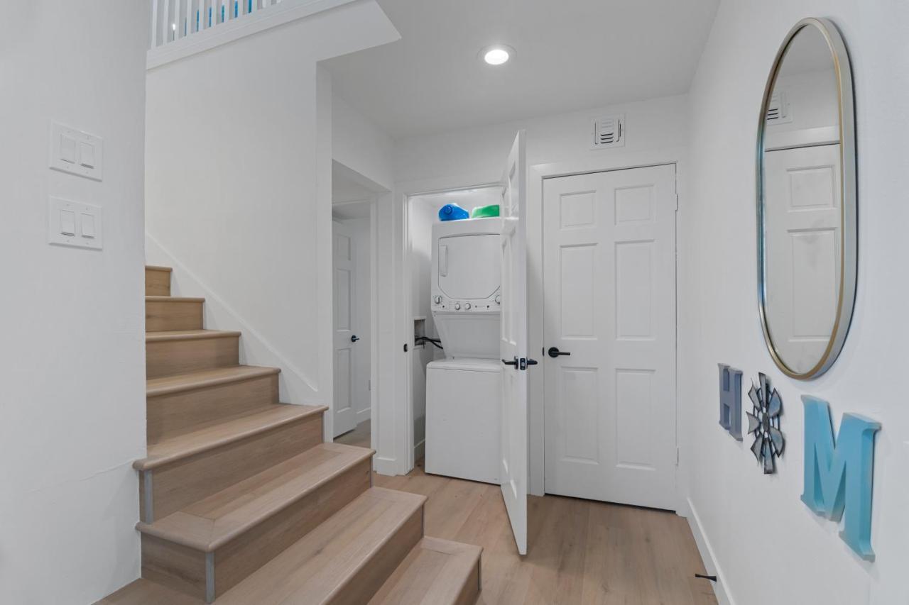Stylish Townhome - Foosball Table, Laundry, Parking! Holiday home