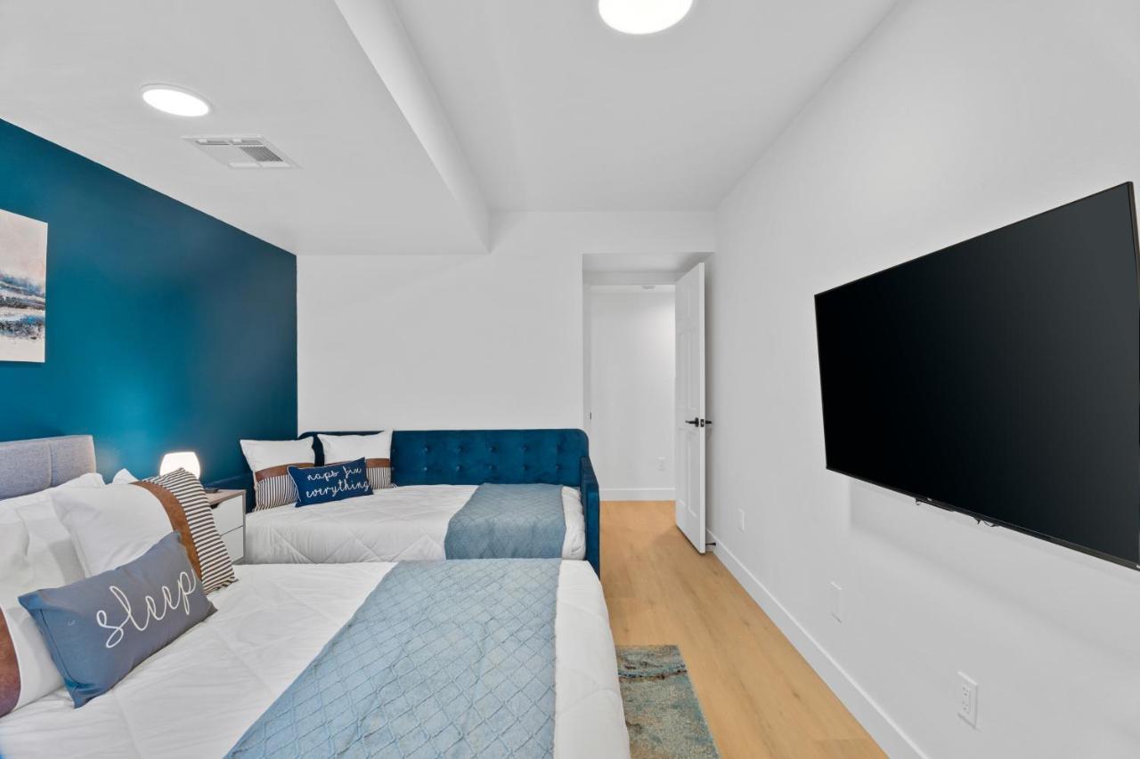 Stylish Townhome - Foosball Table, Laundry, Parking! * Phoenix