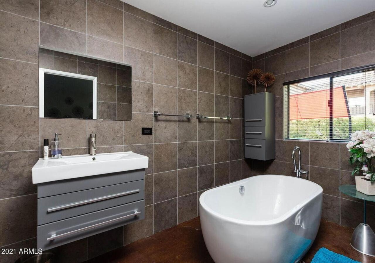 Designer 5 Bd Home, Fountain Pool, Spa, Game Patio Holiday home
