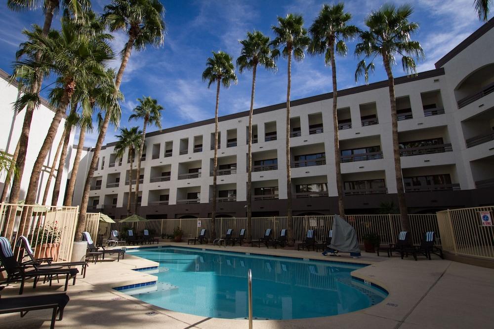 Hilton Airport 3*