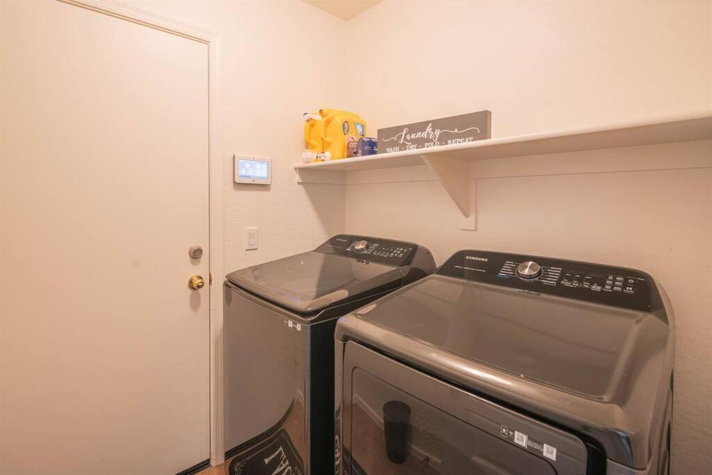 Tranquil Oasis: Experience Luxury Living! Holiday home Phoenix