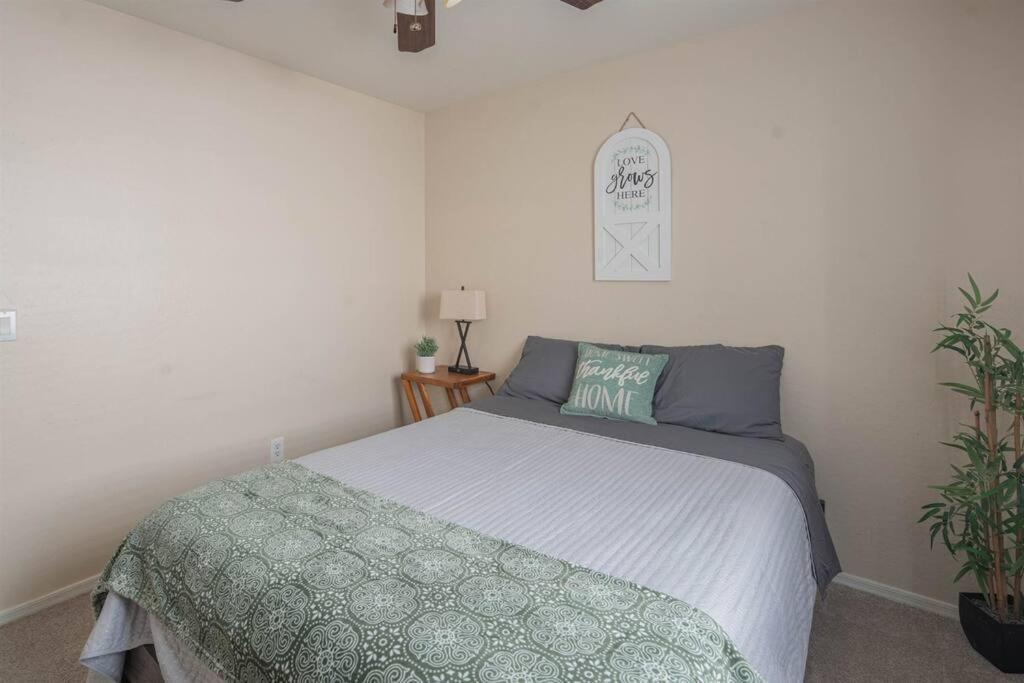 Tranquil Oasis: Experience Luxury Living! Phoenix