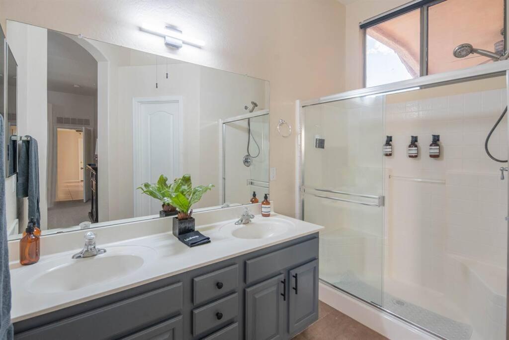 Tranquil Oasis: Experience Luxury Living! Holiday home Phoenix