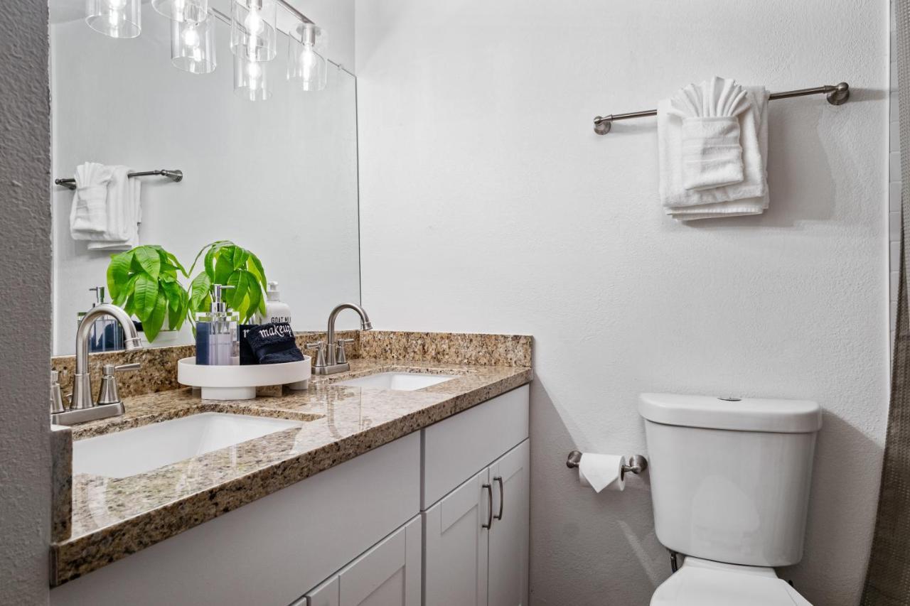 Gorgeous 4-bed With Golf, Pool, & Hot Tub! Holiday home Phoenix
