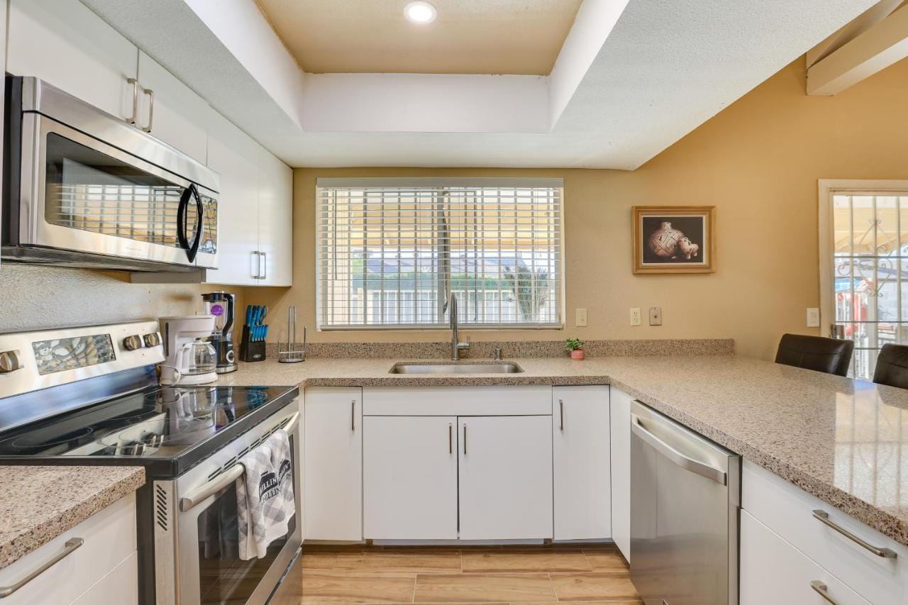 Glendale Oasis With Private Pool, Patio And Fireplace!