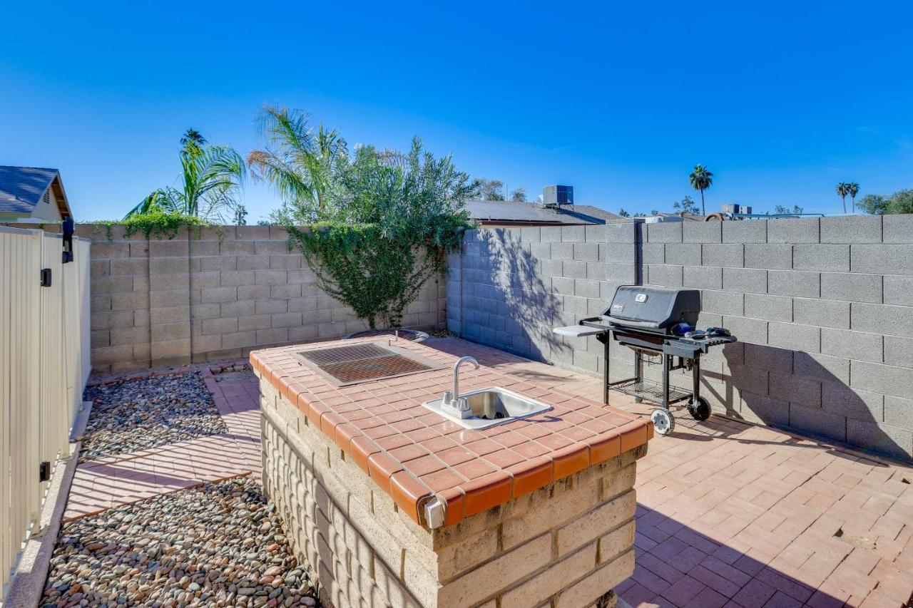 Casa de férias Glendale Oasis With Private Pool, Patio And Fireplace!