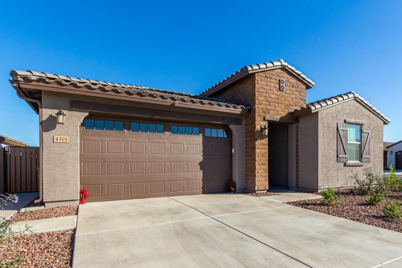 At Your Service - Modern Amenities, Urban Location, Sophisticated Style Phoenix