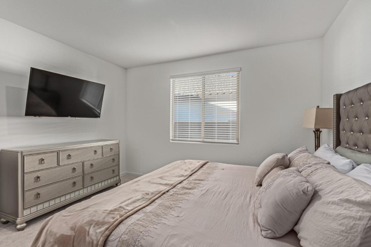 At Your Service - Modern Amenities, Urban Location, Sophisticated Style Phoenix