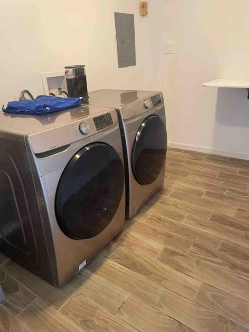 New Midtown Modern With Backyard Apartamento