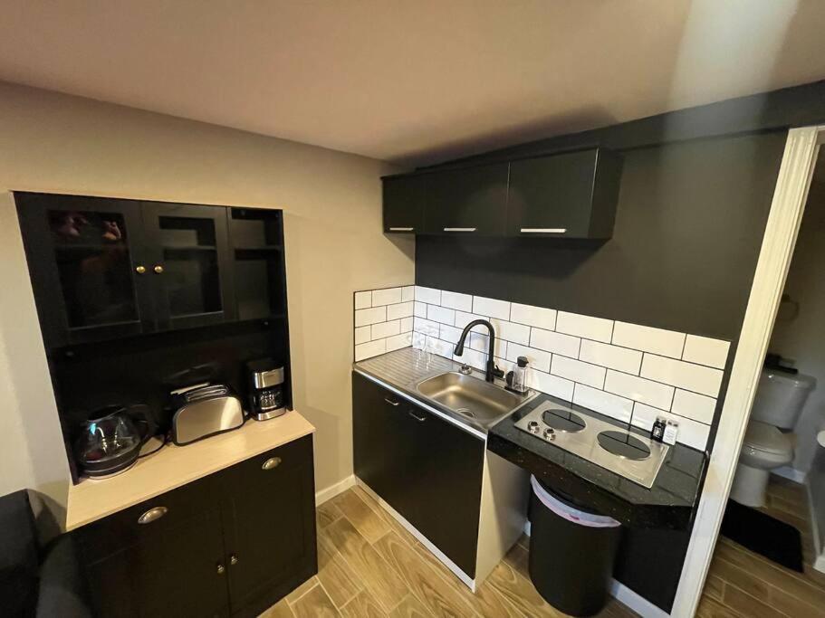 Apartamento New Midtown Modern With Backyard *