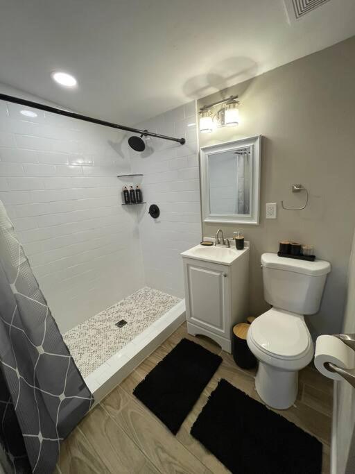 Apartamento New Midtown Modern With Backyard *