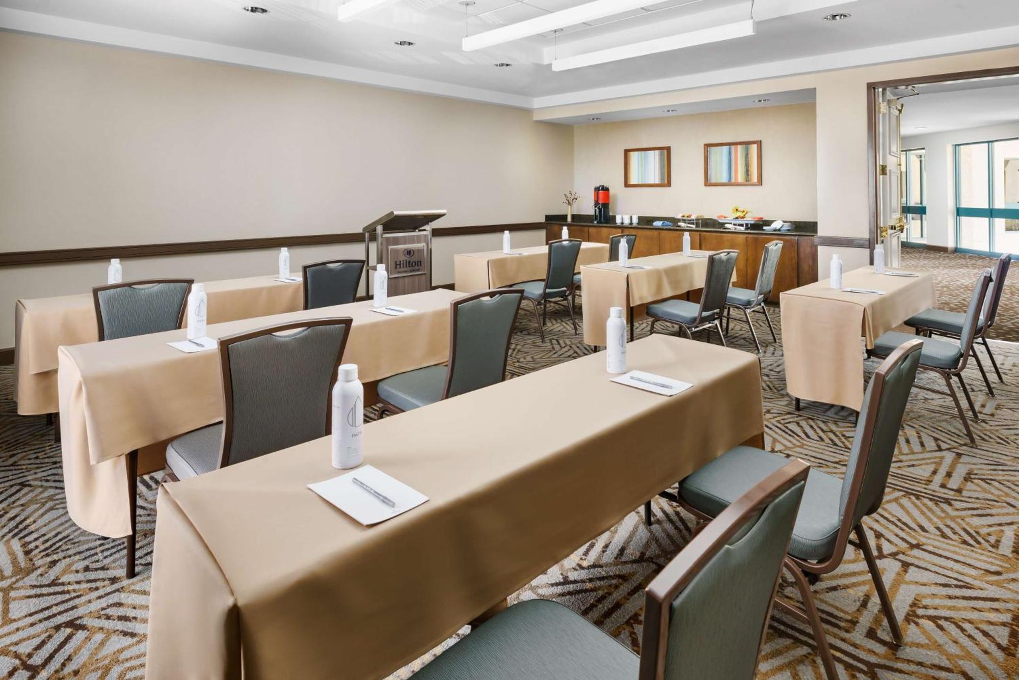 Hilton Airport Hotel 3*