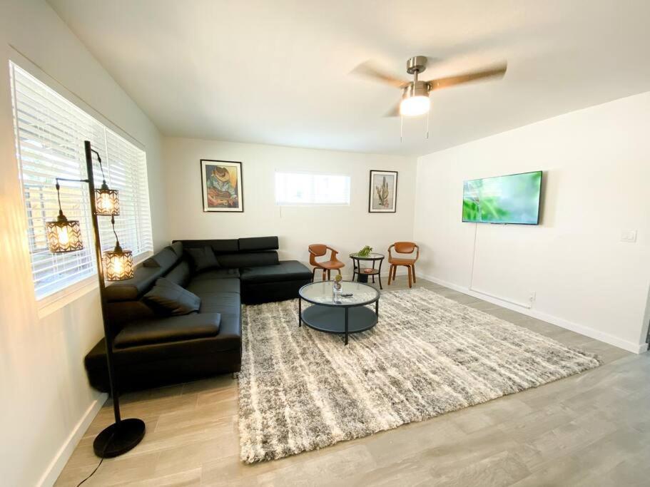 Alluring Townhouse With 2 King Beds, Grill, And Free Parking! Phoenix